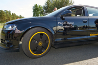 FF車をベースに、リアにモーターを装着してプラグインハイブリッド化した「アウディA3スポーツバック」。満充電で50kmのEV走行が可能だ。
    