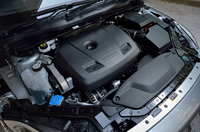 高効率がうたわれる新型の2リッター直4直噴ターボエンジン。最高出力、燃費ともに、従来の2リッター直5ターボ（間接噴射）より優れた数値を記録する。