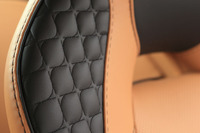 シートのサイド部にはユニークな“アワーグラスキルティング”が施されている。