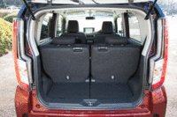 ラゲッジルームまわりでは、テールゲートがこれまでの横開き式から、上開き式に変更されている。（写真をクリックすると、シートアレンジの様子が見られます）