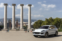 今回の試乗会は、スペインのバルセロナ近郊で開催された。写真はテスト車の「ポルシェ・カイエンターボ」。
    