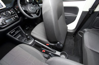 「up!」の収納は「ワゴンR」には劣るが、カップホルダーは乗車定員分の4つ確保されている。