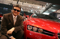 ファブリツィオ・ジウジアーロ氏。自社が手がけた「アルファ・ブレラ」の横で。