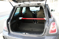 「ジョンクーパーワークスGP」では、後席が取り払われ、ボディー補強用のバーが装着される。