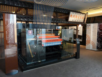 ルーツとなる「鈴木式織機製作所」の店舗を模したエントランス。