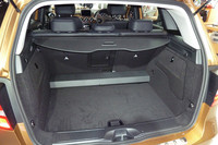 「EASY-VARIO PLUS（イージーバリオプラス）」オプションを選択すると、ラゲッジフロアの高さ調節機構（写真では下段に固定）と後席スライド機構が加わる。