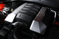 6.2リッターのV型8気筒OHVエンジンは、不要な時には4気筒を休止させるアクティブ・フューエル・マネジメントを採用。この気筒休止システムの作動は実にスムーズで、ドライバーに違和感を感じさせない。