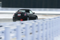 【テスト車「MINIジョンクーパーワークス ロードスター」のオプション装備】マルチファンクションステアリング＝3万5000円／インテリアサーフェス（チリレッド）＝1万2000円／カラーライン（カーボンブラック）＝2万6000円／ホワイトターンシグナルライト＝1万円／アームレスト＝2万5000円／自動防眩ルームミラー＝2万5000円／ウインドディフレクター＝5万円／レザーラウンジシート＝5万円／コンフォートアクセスシステム＝8万6000円／レッドスポーツストライプ＝2万5000円／ビジビリティパッケージ＝4万円／MINIビジュアルブースト＝12万円／車体色＜ミッドナイトブラック＞5万5000円