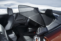 ウインドディフレクターを取り付けたところ。リアシートを覆うかたちで装着する。