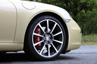 ホイールのサイズは前後とも20インチ。テスト車はオプションの「カレラ・クラシック・ホイール」を装着する。
    