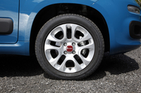 タイヤサイズは、前後ともに185/55R15。このサイズなら、タイヤを交換する際の出費も少なくて済みそう。