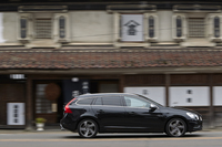 喜多方の街を行く「V60」。今回試乗した「T6 AWD R-DESIGN」はV60シリーズの最上級グレード。
    