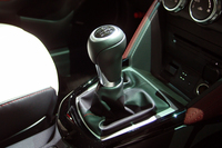 用意されるグレードは3種類。すべてのグレードにFFと4WD、6ATと6MT（写真）の設定があるため、モデル総数は12種類に及ぶ。