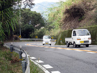 山間部の脇道ではない。徳島から高知に抜ける国道55号線。ブラインドコーナーには、歩行者が身を守るスペースはほとんどない。芦ノ湖スカイラインを歩くようなものだ。