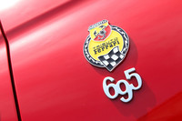 リアフェンダーには、「アバルト」と「フェラーリ」の名が一緒に刻まれた専用エンブレムが備わる。