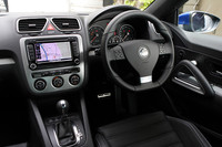 外観と比べると、その素っ気なさが目立つインテリア。HDDナビゲーションシステムやETCなどは標準装備。「2.0TSI」はレザーの電動シート、いっぽう「TSI」ではアルカンターラ＆ファブリックの手動シートとなる。
