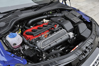 「TT RS クーペ」に搭載されるエンジンは、ターボで過給される直列5気筒。強力なパフォーマンスに加え、そのコンパクトさが自慢だ。