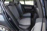 新型ではホイールベースの延長（＋30mm）などにより、室内空間が拡大した。
