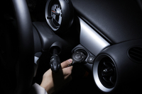 丸型のキーはMINIの特徴の一つ。スロットに挿して右横のボタンを押すことで、エンジンのスタート／ストップが行なえる。