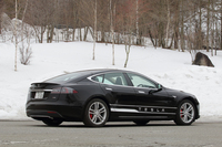 「モデルS」には複数のグレードが用意されており、今回試乗した「P85」は、421ps（310kW）の最高出力を発生するモーターと、蓄電量85kWhのバッテリーを搭載した高性能グレードにあたる。