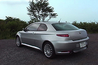 
	2.0 JTS セレスピード・エクスクルーシブ。3.2リッターと変わらないサイズのボディに、直噴方式の2リッター直4DOHC16バルブ（166ps/6400rpm、21.0kgm/3250rpm）を積む。車重は70kg軽い1360kgだ。トランスミッションは、2リッターが2ペダル5MT「セレスピード」のみ、3.2リッターV6には6段MTが組み合わされる。
	 