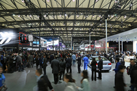 大盛況の上海ショー。プレスデイからおおにぎわい。
    