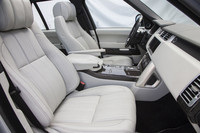 室内には上質なレザーがふんだんに用いられる。インテリアが17色、エクステリアが37色から選べる「ビスポーク」プログラムが本国では用意される。