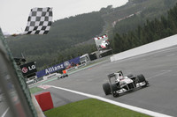 ザウバーの小林可夢偉（写真前）は17番グリッドからいつものしぶといレース運びで8位でゴール。2戦連続、今年5回目の入賞を果たした。チームメイトのペドロ・デ・ラ・ロサは22番グリッドから12位でチェッカードフラッグを受けたが、ハイメ・アルグエルスアリのペナルティにより1つ順位が繰り上がり11位完走。（写真＝Sauber）