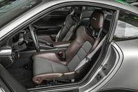 「ペピータ」と名付けられたタータン柄のファブリックで仕立てられた、カーボン製のフルバケットシート。後席は取り払われており、乗車定員は2人となる。