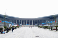 会場の上海・国家会展中心。単一の建築物としては世界最大とうたわれる。