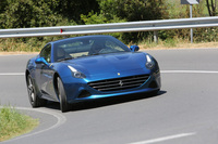 ライトハンダーを行く「カリフォルニアT」。「バリアブルブーストマネジメント」機構の採用により、7段トランスミッションのギア比は平均で14.8％、7速では23％高められている。この措置により、加速性能を4.3％向上させたほか、燃費を15％改善させたという。