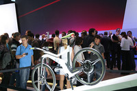 スマートの「eバイク」。スマートフォンで記念撮影する人がチラホラ。