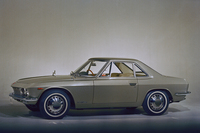 1965年にデビューした初代「シルビア」。「BMW507」などを手がけたドイツ系アメリカ人デザイナー、アルブレヒト・ゲルツをアドバイザーに迎え、日産社内でデザインされたボディーは、宝石をイメージした「クリスプ・カット」と呼ばれるシャープかつ繊細な面構成を持つ。
    