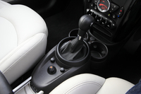 「ペースマン」も「クロスオーバー」も、ディーゼルエンジン搭載車のトランスミッションは6段ATのみの設定となる。
    