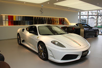 2階。「430スクーデリア」と「カリフォルニア」の後方壁面に、シート表皮およびボディカラーのサンプルが飾られる。