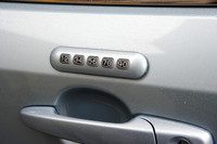 運転席側のドアに備わる「キーレスエントリーキーパッド」は、設定したユーザーコードを入力すると開錠できる。いわゆるイモビライザーの役割を果たすもの。