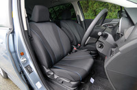 上級モデル「20S」のブラック＋ブルーパイピング＆ステッチの内装。「20E」「20CS」の内装にはブラックとサンドベージュの2色が用意される。


