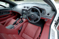 インテリアパーツの固定には、アクセントで（？）キャップボルトが多用される。ハンドメイドらしく、若干ステッチが蛇行する部分も。ステアリングは、写真が最も高い状態。流行のパドルシフトは付かない。