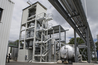 
	こちらは水素と二酸化炭素を化学反応させ、メタンガス（と水）を生成するプラント。生成の全工程で酸素と水しか排出しないクリーンさも、「e-gas」の特徴である。
	