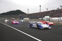 5台のNSXで争われた「スーパーGTスペシャルレース」のスタートの瞬間。ジャンケンでポールポジションを獲得した「エプソンNSX」のステアリングは、代役として参加した中嶋悟監督が握っている。写真には写っていないが、ペースカーは燃料電池車の「FCXクラリティ」で、ドライバーは鈴木亜久里が務めた。