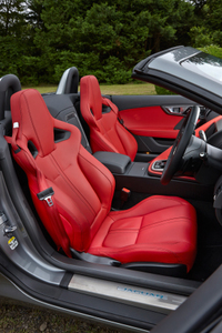 写真のプレミアムレザーパフォーマンスシートはオプション（60万円）。標準ではレザーとスエードクロスのスポーツシートが装着される。