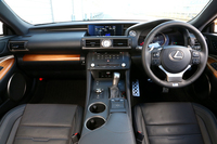 「RC350“Fスポーツ”」の室内。この試乗車にはバンブーのオーナメントパネルが備わる。