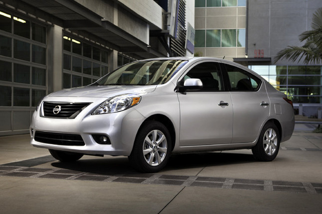 新型「日産ヴァーサセダン」