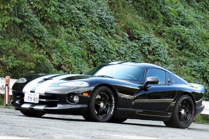 箱根ターンパイクの御所の入駐車場、通称「金魚」にて。最近どうにも編集部のカメラの調子がおかしく、この写真も、うーん。ピントが合ってねえ……。