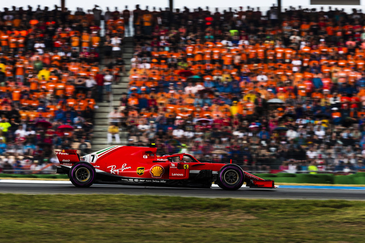 フェラーリのキミ・ライコネン（写真）は、予選Q3最後のアタックでラインが膨らみポールを逃したばかりか、メルセデスのバルテリ・ボッタスのタイムも上回れず3番グリッド。レースでは一時トップを走ったものの、古いタイヤでのロングランを強いられたほか、チームメイトのベッテルに首位の座を譲るというチームプレイに徹することに。雨の混乱でボッタスに抜かれ3位表彰台。（Photo=Ferrari）