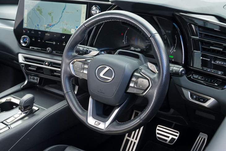 シートヒーターやステアリングヒーターはエアコンをオートにしておけば気温に応じて自動で起動。ステアリングリムの上下にはヒーターが内蔵されていないのがちょっと残念。