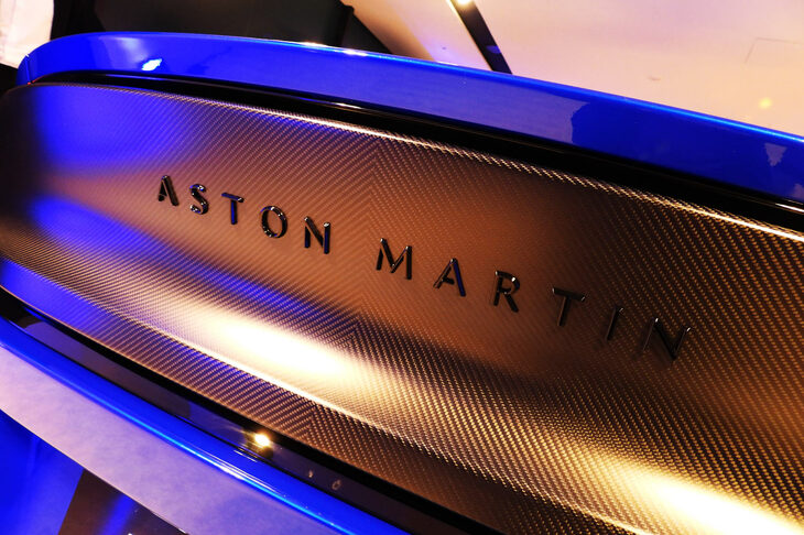 アストンマーティン・ヴァンキッシュ ヴォランテ（「ASTON MARTIN」ロゴ）