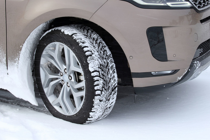 ボリューミーな車体に映える大径のタイヤ＆ホイールも「イヴォーク」の魅力。試乗車には雪上走行に備え、ノキアンのスタッドレスタイヤが装着されていた。