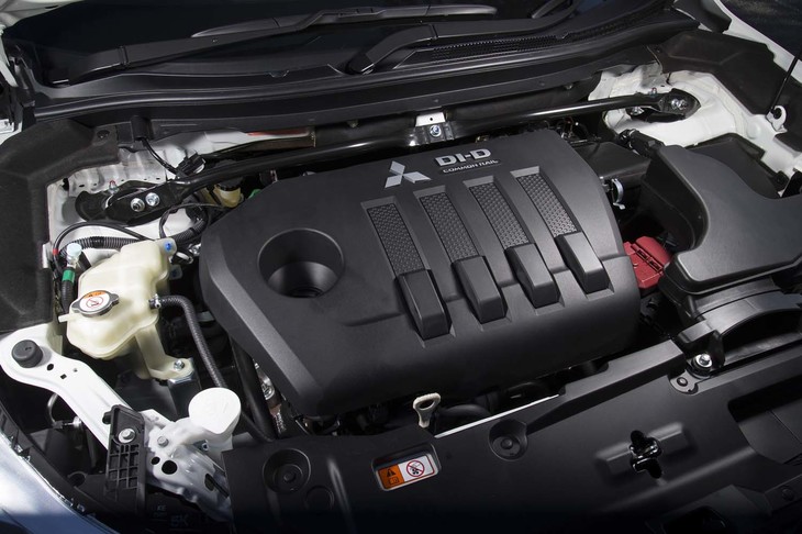 最高出力145PS、最大トルク380N・mを発生する2.3リッター（2267cc）ディーゼルターボエンジンを横置きで搭載する。ミニバン「デリカD：5」にも同じパワーユニットが採用されている。