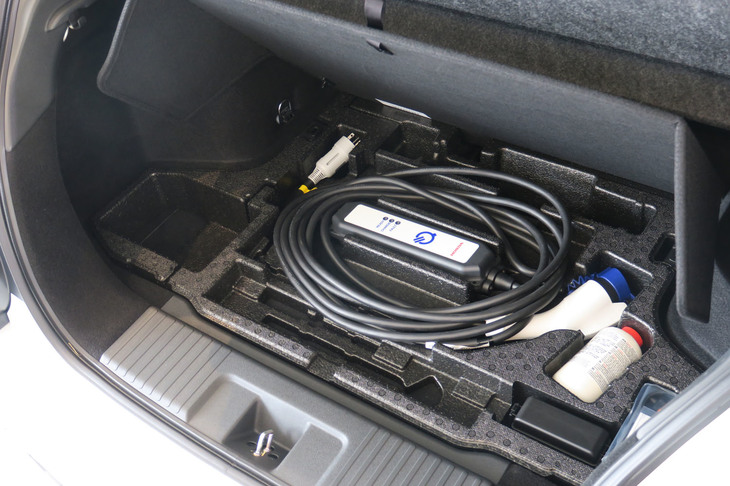 ホンダeアドバンス（充電ケーブルほか）